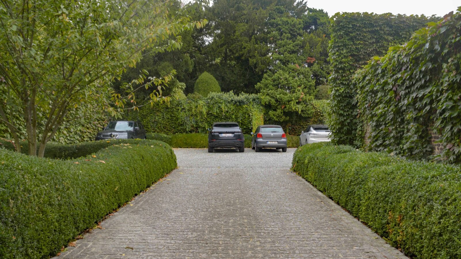 Parking en inkom notariaat in Wervik